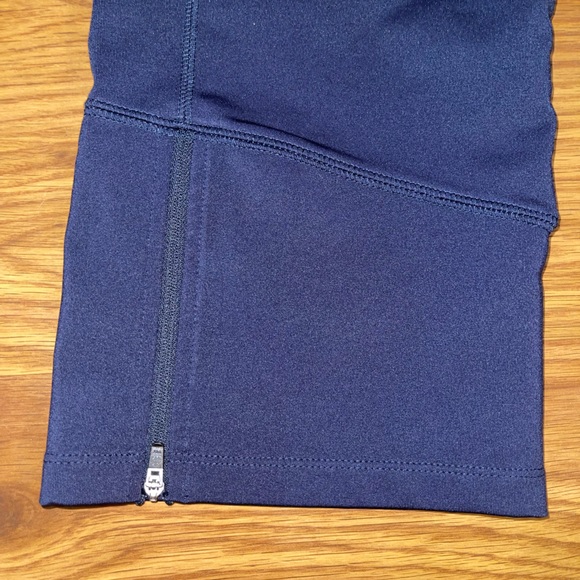 💙ATHLETA💙 Women’s Flare Capri Active Leggings - Picture 7 of 7